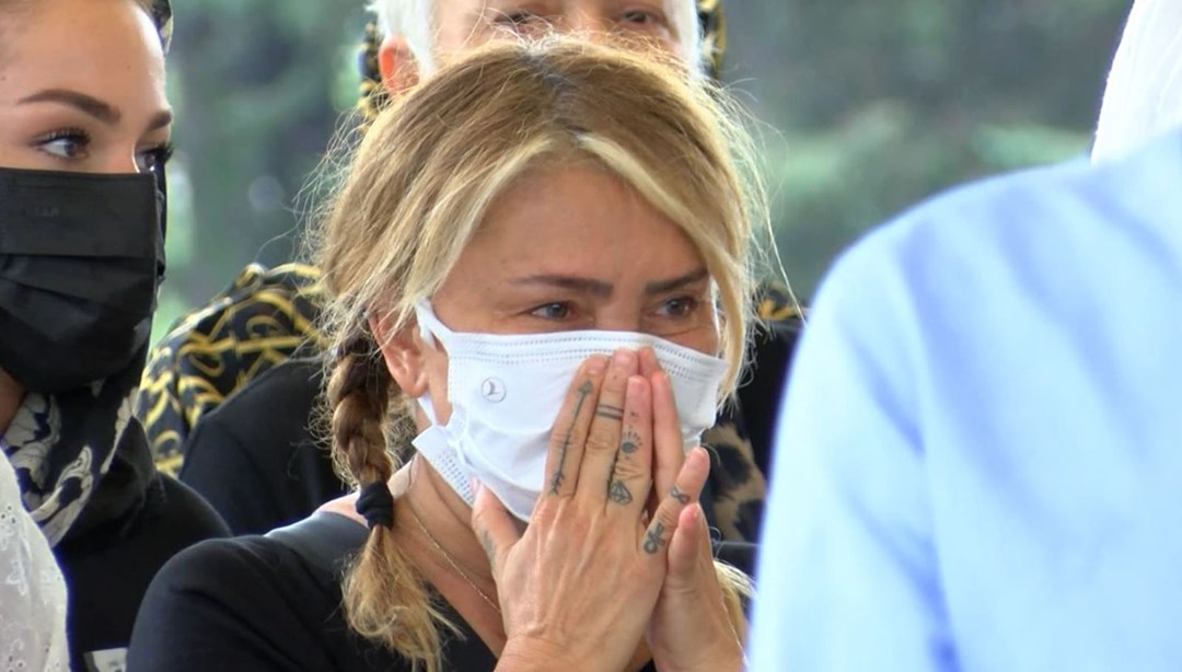 Şarkıcı Yonca Evcimik'in annesi son yolculuğuna uğurlandı - Vimarsana News