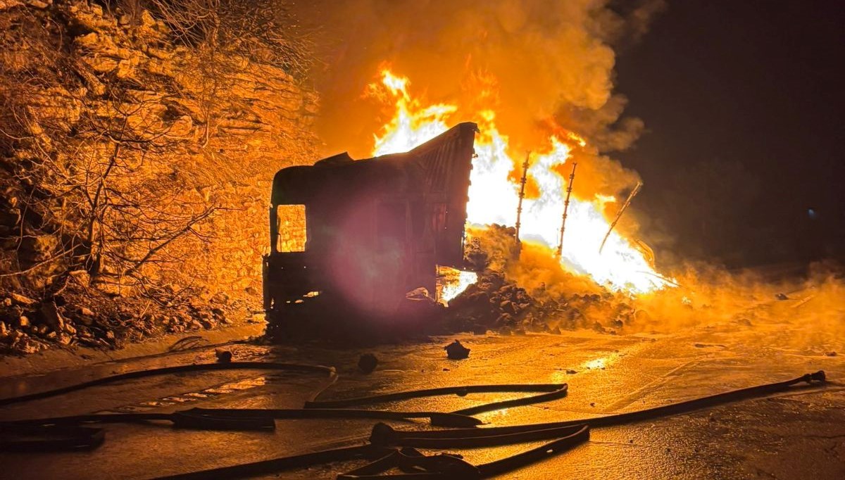 Seyir halindeyken korku dolu anlar: TIR alev topuna döndü