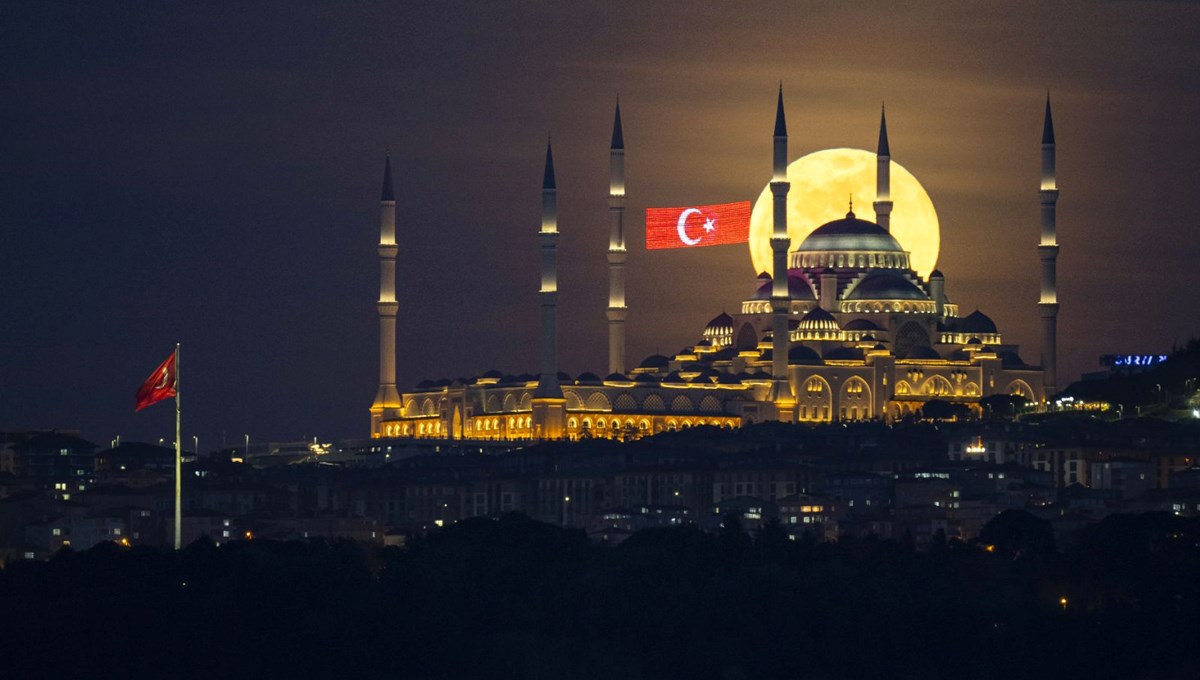 Türkiye'de görsel şölen: Dolunay manzaraları nefes kesti Türkiye'de görsel şölen: Dolunay manzaraları nefes kesti
