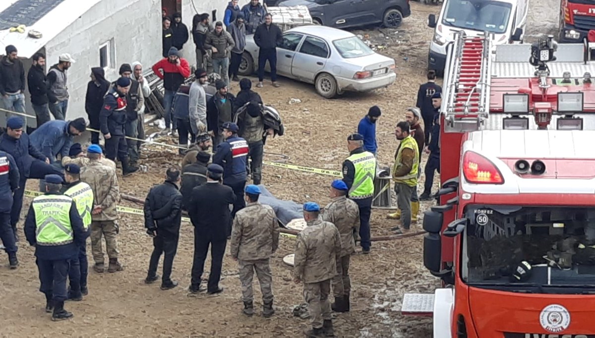 Eşyalarını kurtarmak için yanan barakaya giren işçi öldü Eşyalarını kurtarmak için yanan barakaya giren işçi öldü