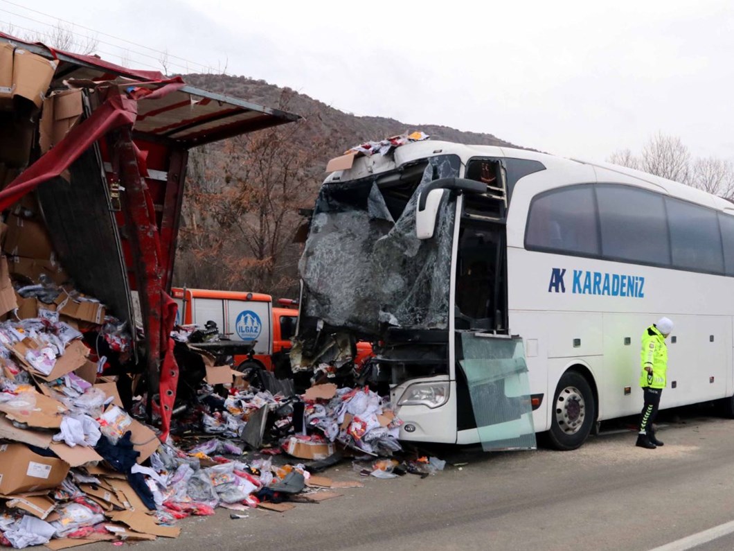 Cankiri Da Yolcu Otobusu Ile Tir Carpisti 1 Olu 21 Yarali Ntv