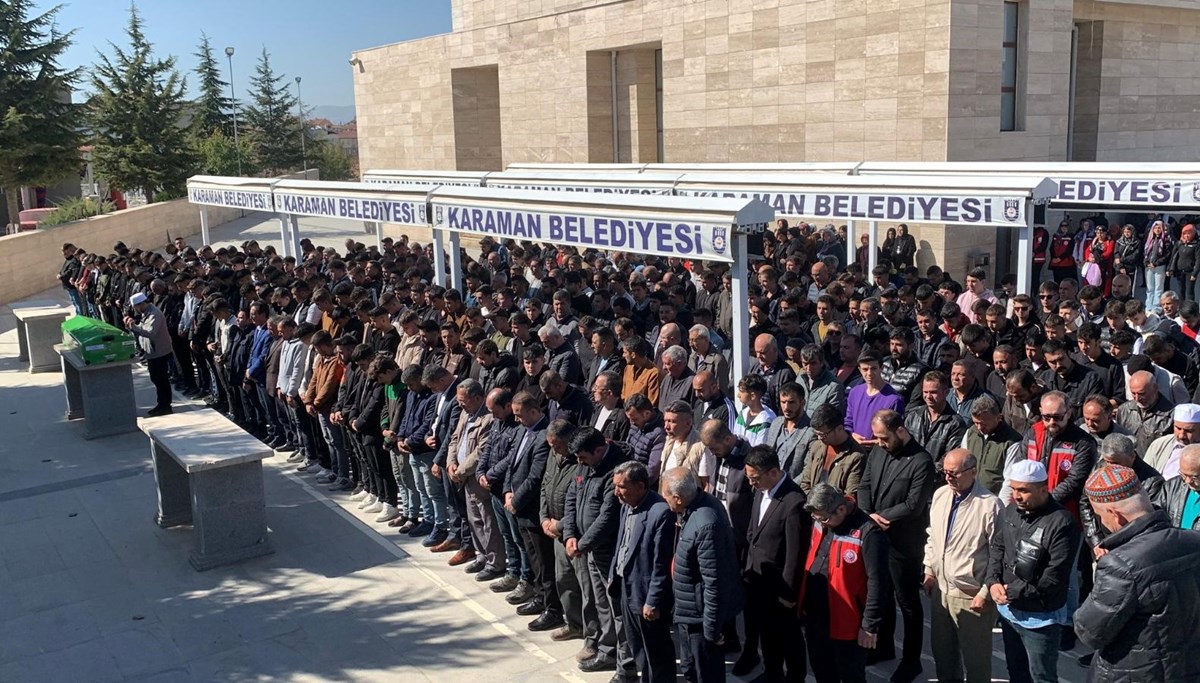 Lisede arkadaşı tarafından öldürülen öğrenci son yolculuğuna uğurlandı Lisede arkadaşı tarafından öldürülen öğrenci son yolculuğuna uğurlandı