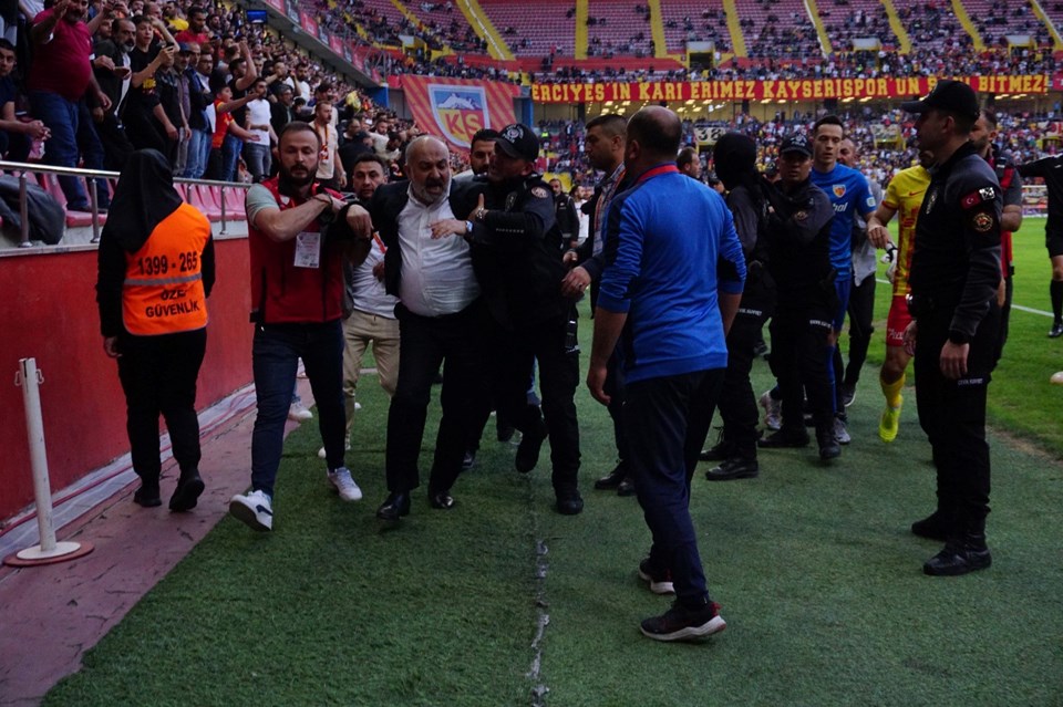 Kayserispor Başkanı Ali Çamlı sahaya girmeye çalıştı - 1