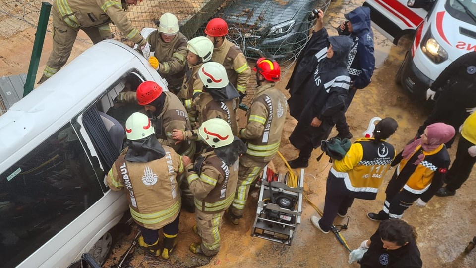 SON DAKİKA HABERİ: Pendik'te istinat duvarı araçların üzerine çöktü - 1