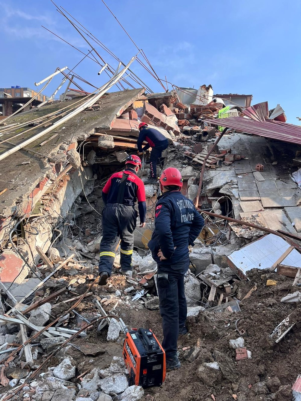 Enkaz altındakiler için zamana karşı yarış - 29