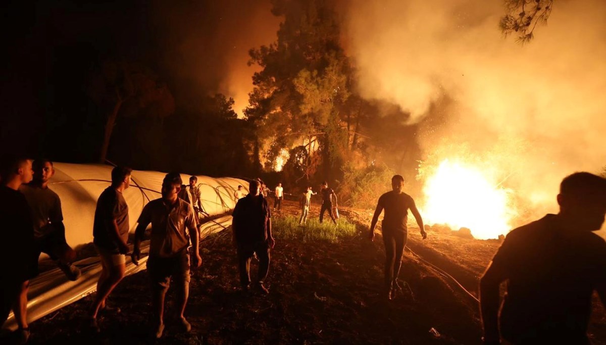 Orman yangınlarında son durum: Aksu'da iki otel boşaltıldı, Alanya'da alevler villaları tehdit ediyor