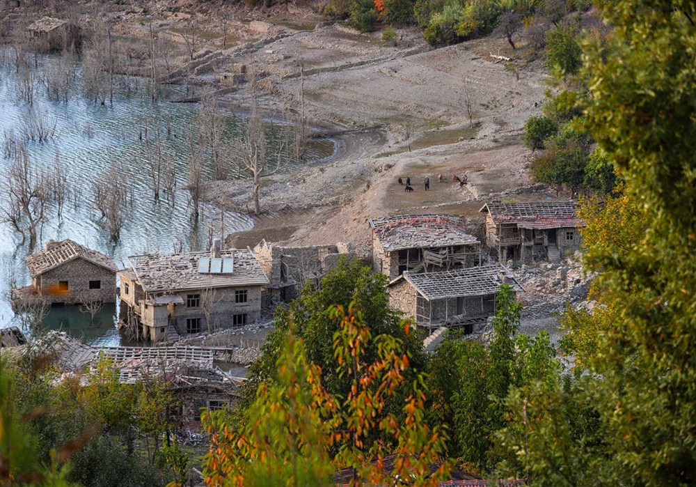 Baraj suları çekilince taş evler gün yüzüne çıktı - 10
