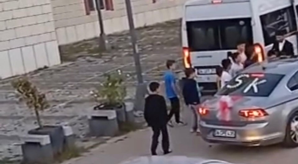 İstanbul'da gelin arabasının önünü kesenlere tekmeli saldırı - 1