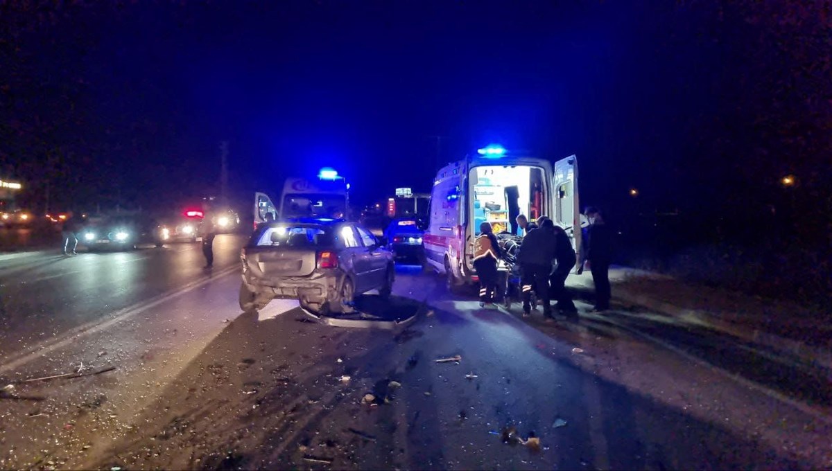 Çorum'da iki otomobil çarpıştı: 4 yaralı Çorum'da iki otomobil çarpıştı: 4 yaralı
