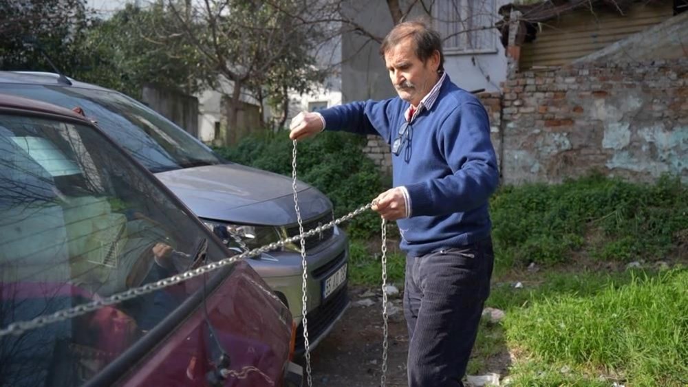 Samsun'da esnaftan hırsızlara karşı ilginç yöntem: Otomobilini zincire vurdu - 2