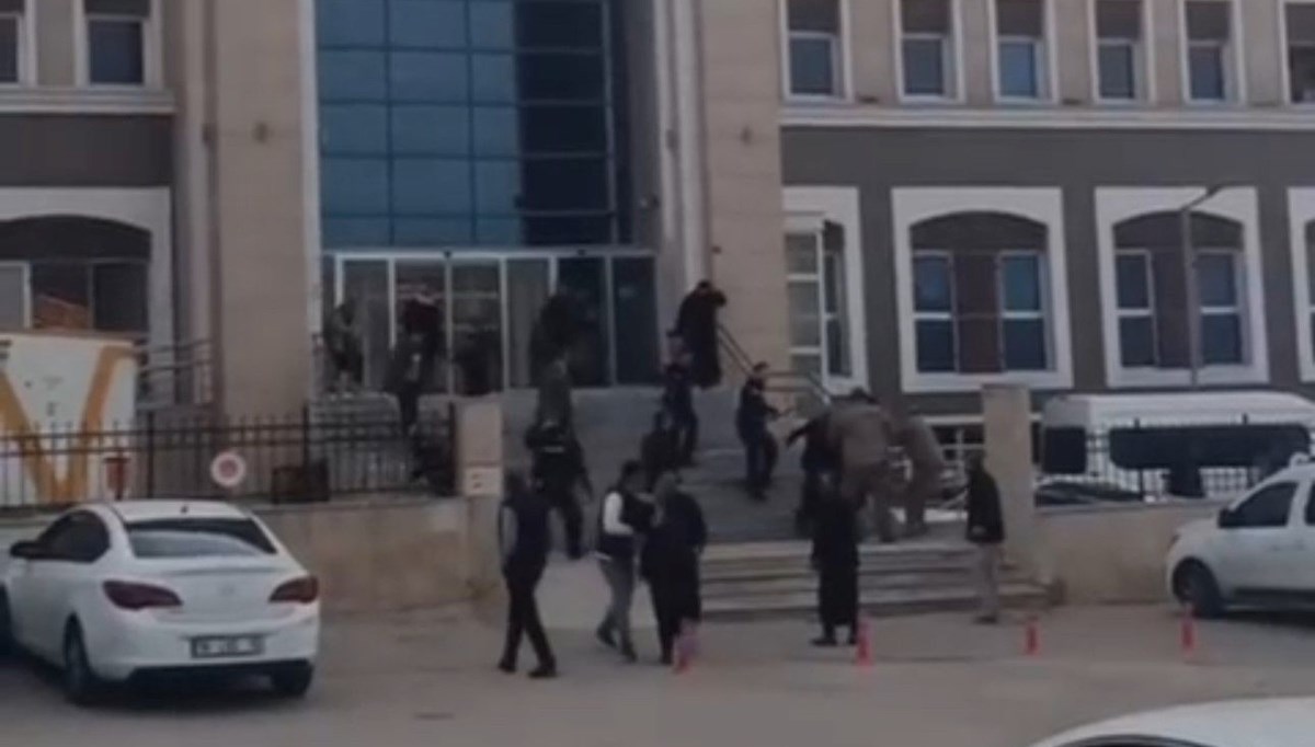 Şanlıurfa'da adliye önünde husumetli aileler arasında kavga: 16 yaralı, 15 gözaltı Şanlıurfa'da adliye önünde husumetli aileler arasında kavga: 16 yaralı, 15 gözaltı