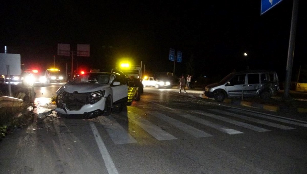 Cip ile hafif ticari araç çarpıştı: 4 yaralı Cip ile hafif ticari araç çarpıştı: 4 yaralı