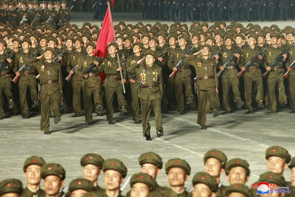 Kuzey Kore'nin askeri geçit töreninde koruyucu kıyafet kullanıldı - 10