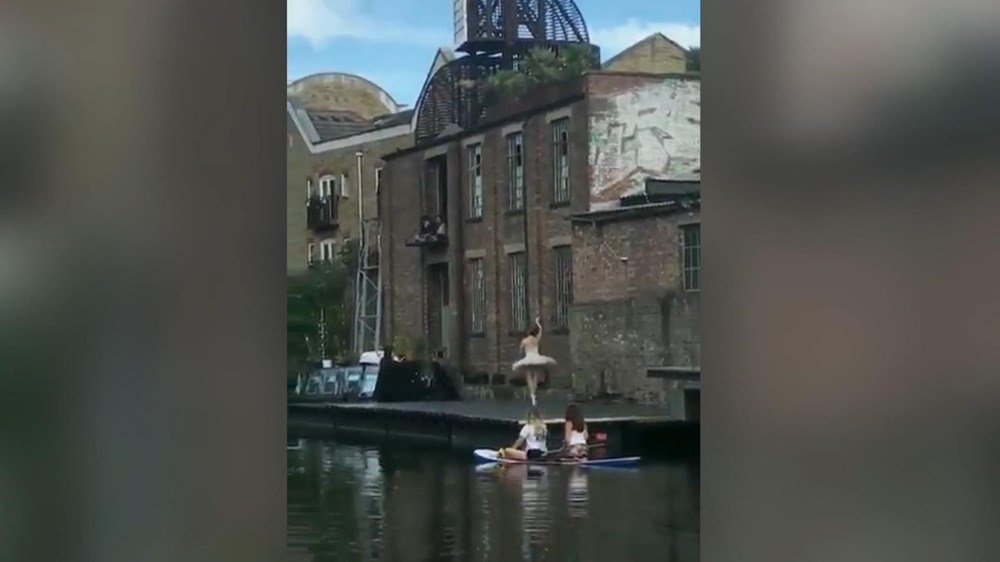 Londra'da nehir kenarında bale gösterisi - 1