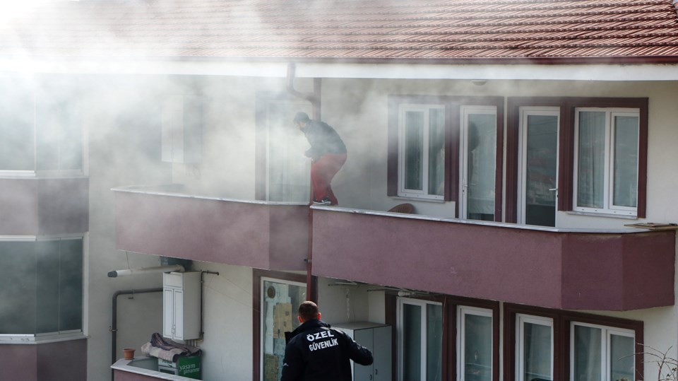 Apartmanda yangın paniği: Mahsur kalanlar çatıya çıktı - 1