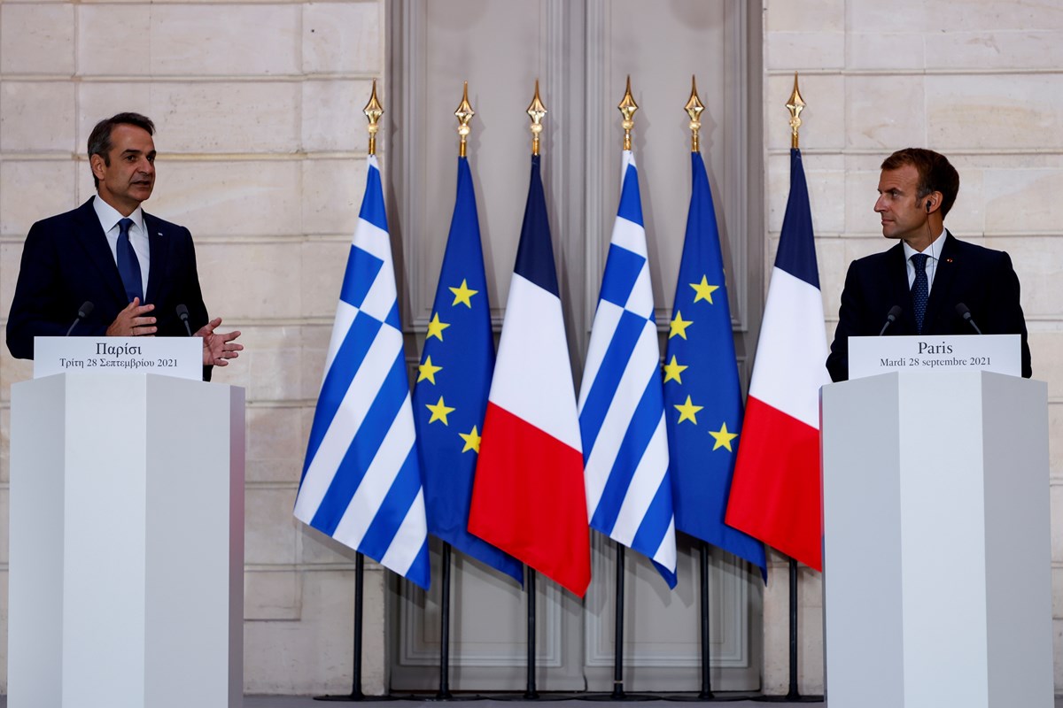 Miçotakis ve Fransa Cumhurbaşkanı Emmanuel Macron (solda) 28 Eylül