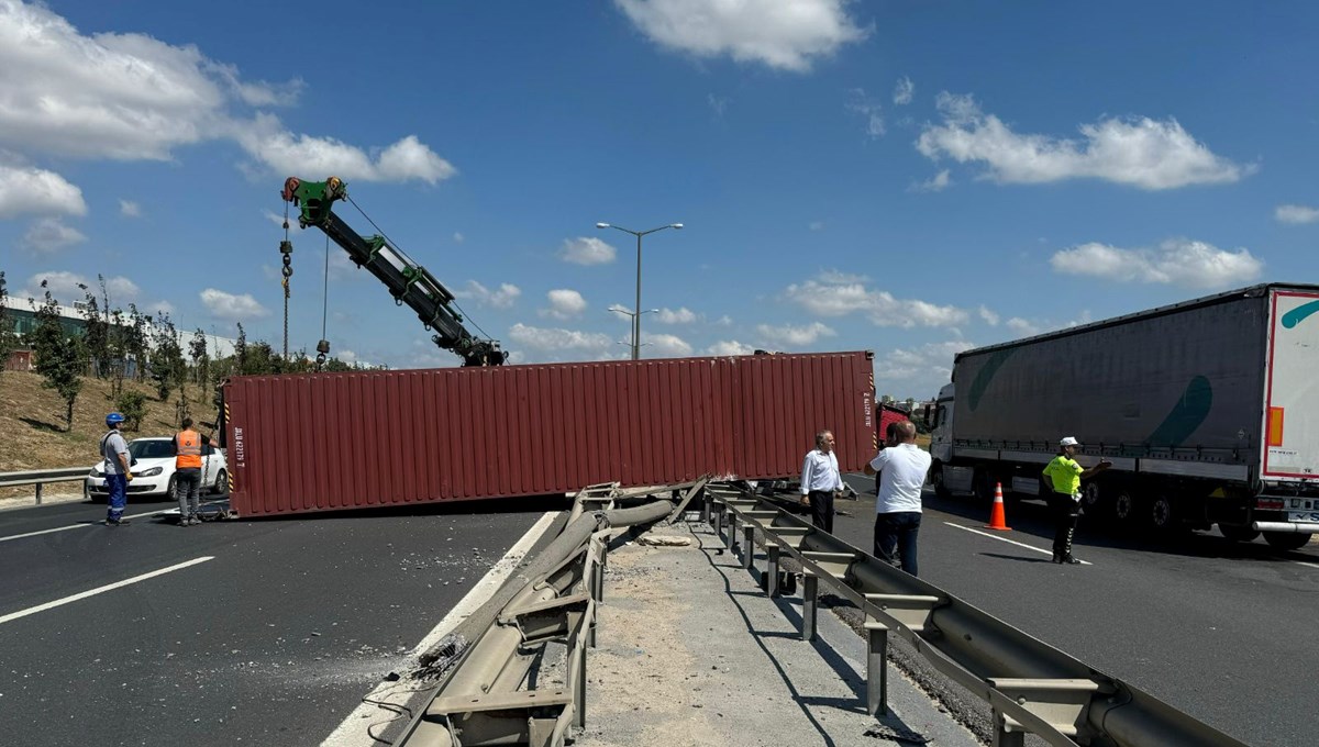 TEM'de TIR devrildi: Trafik kilitlendi TEM'de TIR devrildi: Trafik kilitlendi