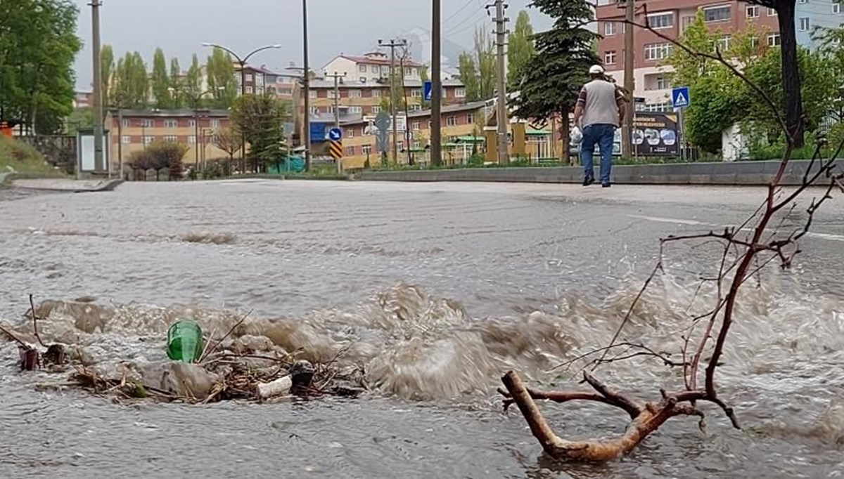 Erzurum'da sağanak etkili oldu Erzurum'da sağanak etkili oldu