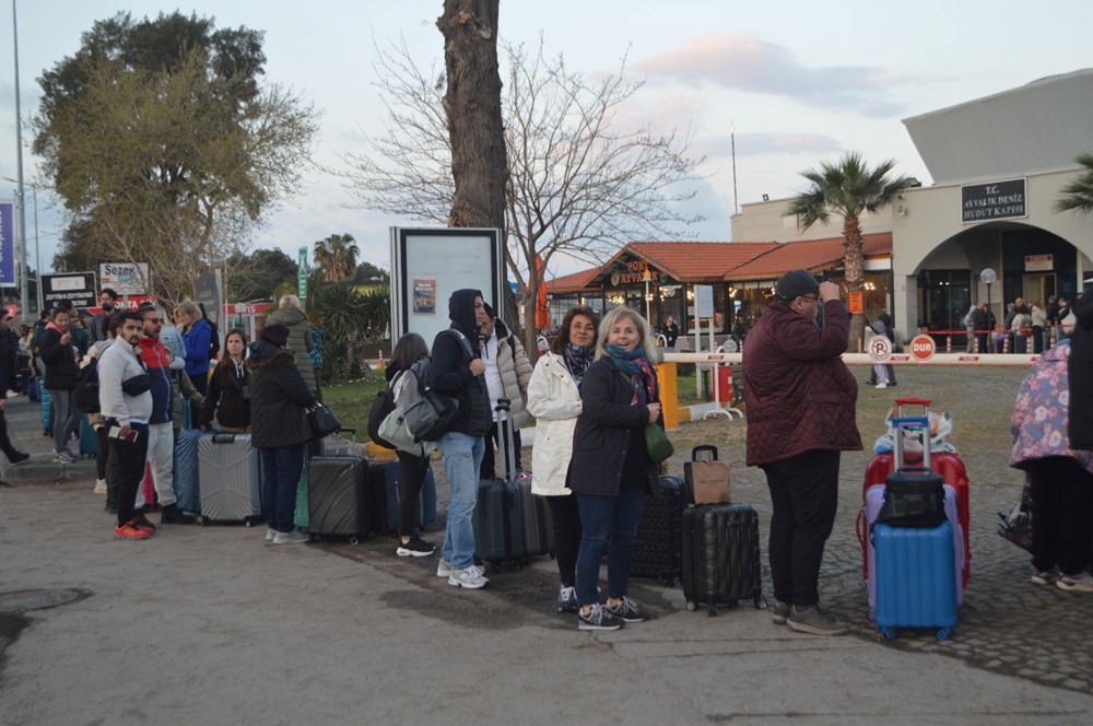 Yunan Adaları Cazibesi Sürüyor: Ayvalık'ta Feribot Bekleme Alanı Doldu Taştı 74