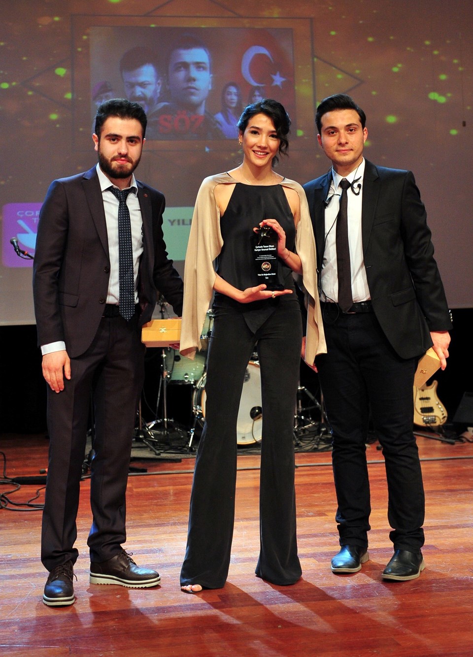 Aybüke Pusat'a ‘Yılın En Beğenilen Kadın Oyuncusu’ ödülü - 1
