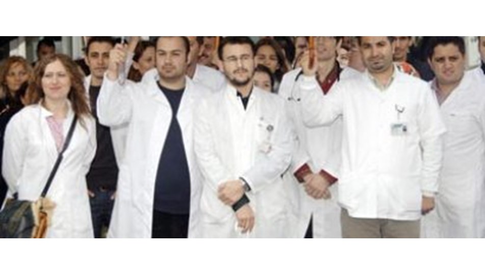 Asistanlar, mesai saatlerini protesto etti
