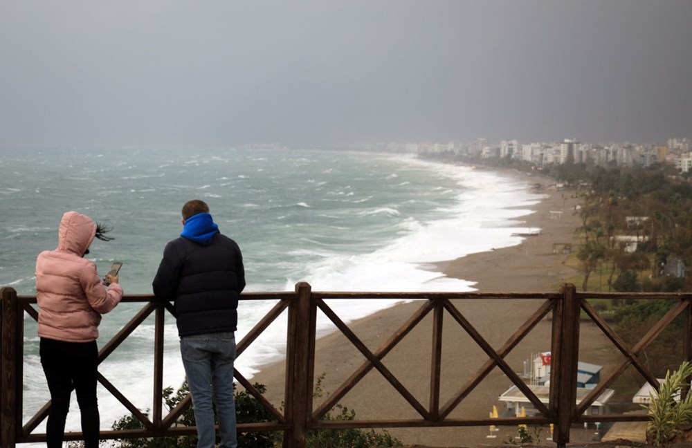 Antalya'yı fırtına vurdu: Dev dalgalar oluştu, ağaçlar devrildi - 22