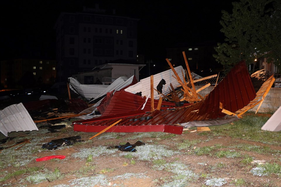 Yozgat'ta şiddetli rüzgar çatıları uçurdu, çok sayıda araç zarar gördü - 2