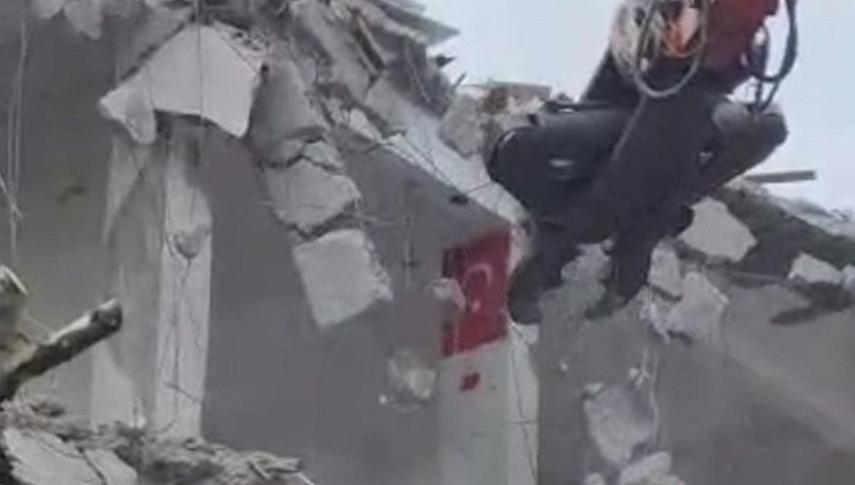 Bina yıkımında iş makinesi operatörünün bayrak hassasiyeti