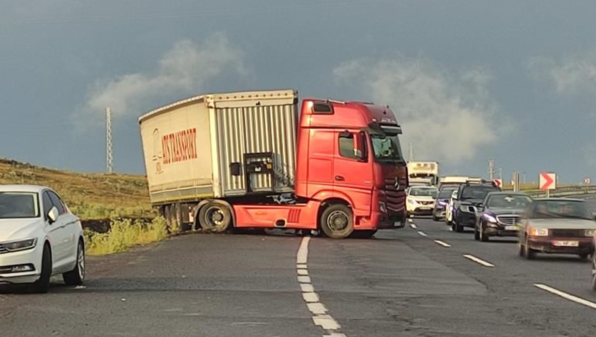 TIR kaydı, yol kapandı: Uzun araç kuyrukları oluştu TIR kaydı, yol kapandı: Uzun araç kuyrukları oluştu