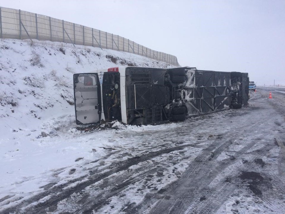 Sivas'ta yolcu otobüsü devrildi: 32 yaralı - 2