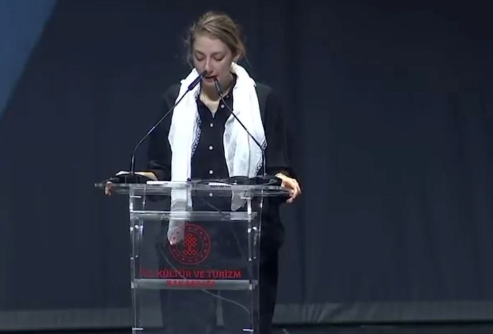 Sırrı Süreyya Önder’in kızı Ceren Önder, babası için Atatürk Kültür Merkezi’nde yaptığı konuşmayla sosyal medyada gündem oldu. Sırrı Süreyya Önder’in 1991 yılında Halide Tülay Demirsöz ile evliliğinden dünyaya gelen Ceren Önder, 2015 yılında Emre Abay ile hayatını birleştirirken eşinin reklamcılık sektöründe çalıştığı biliniyor. Peki Ceren Önder kimdir, kaç yaşında? İşte, Ceren Önder’in hayatı…