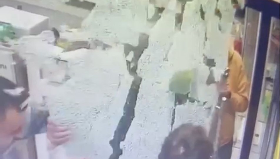 Tamir etmeye çalıştığı kapı bir anda tuzla buz oldu