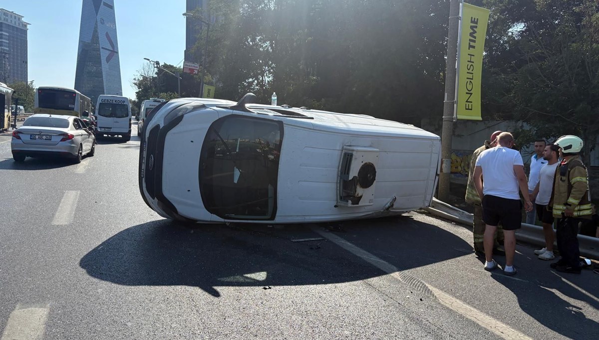 Beşiktaş'ta otobüsle çarpışan minibüs devrildi