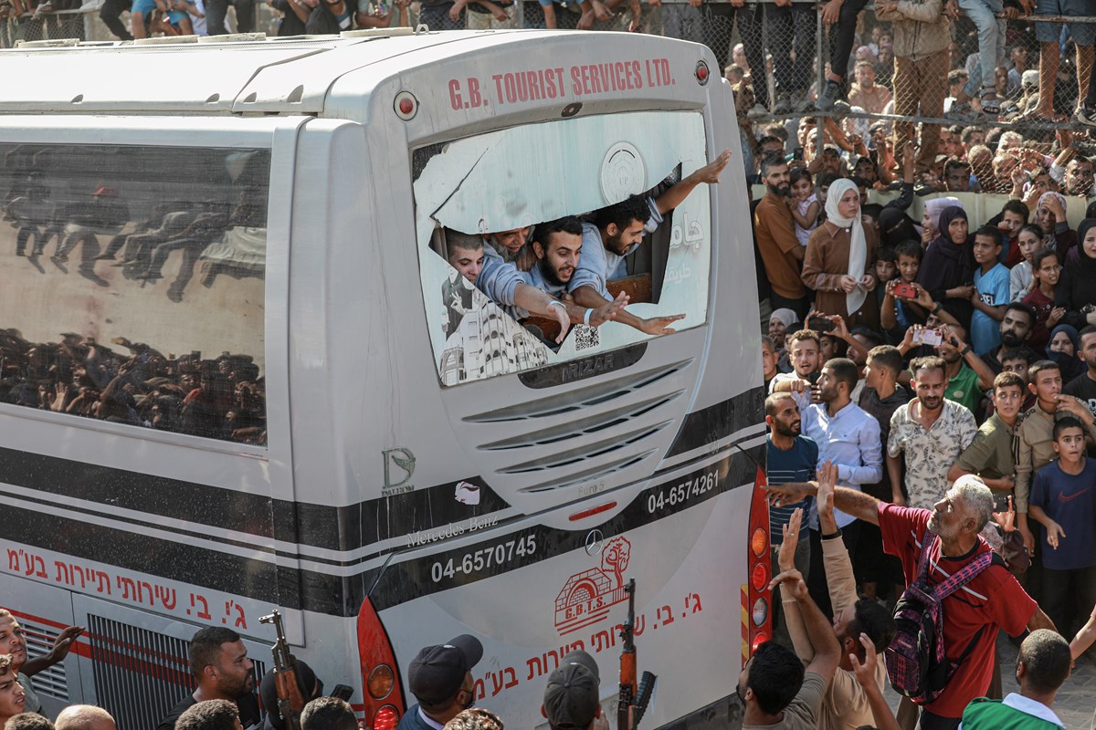 Filistinli esirleri taşıyan araçların önü sık sık kesildi.
