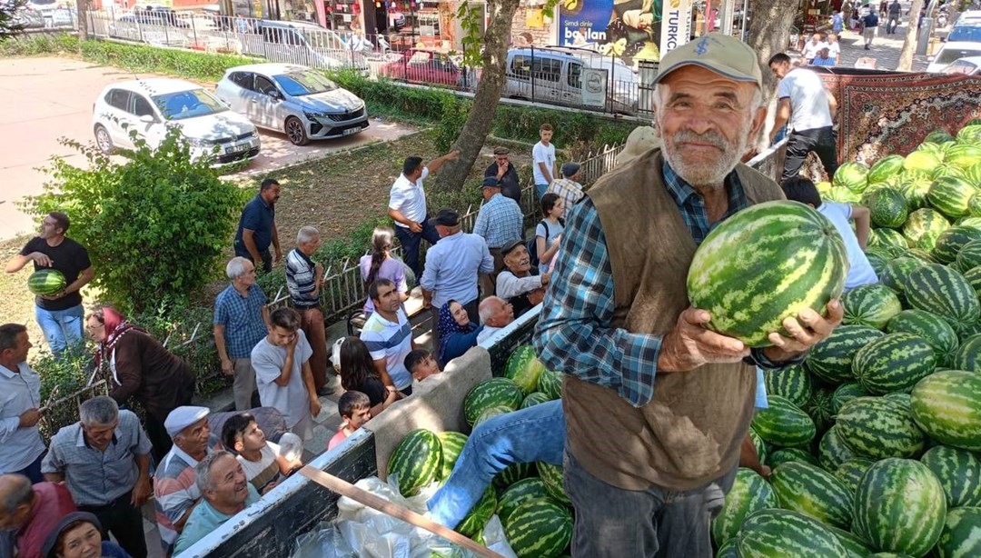 17 ton karpuzu bedava dağıttı! 45 dakikada bitti