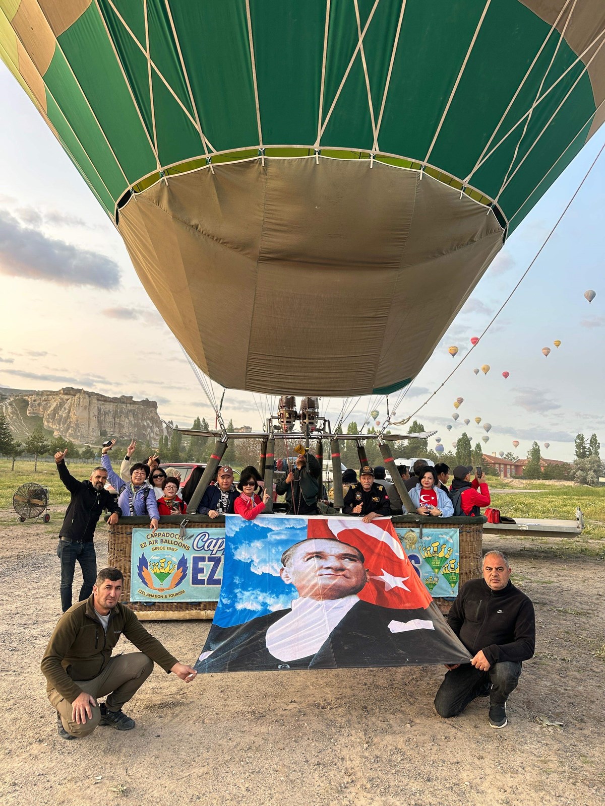 Onlarca balon Türk bayrağı ve Atatürk posterleri ile havalandı. Onlarca balon Türk bayrağı ve Atatürk posterleri ile havalandı.