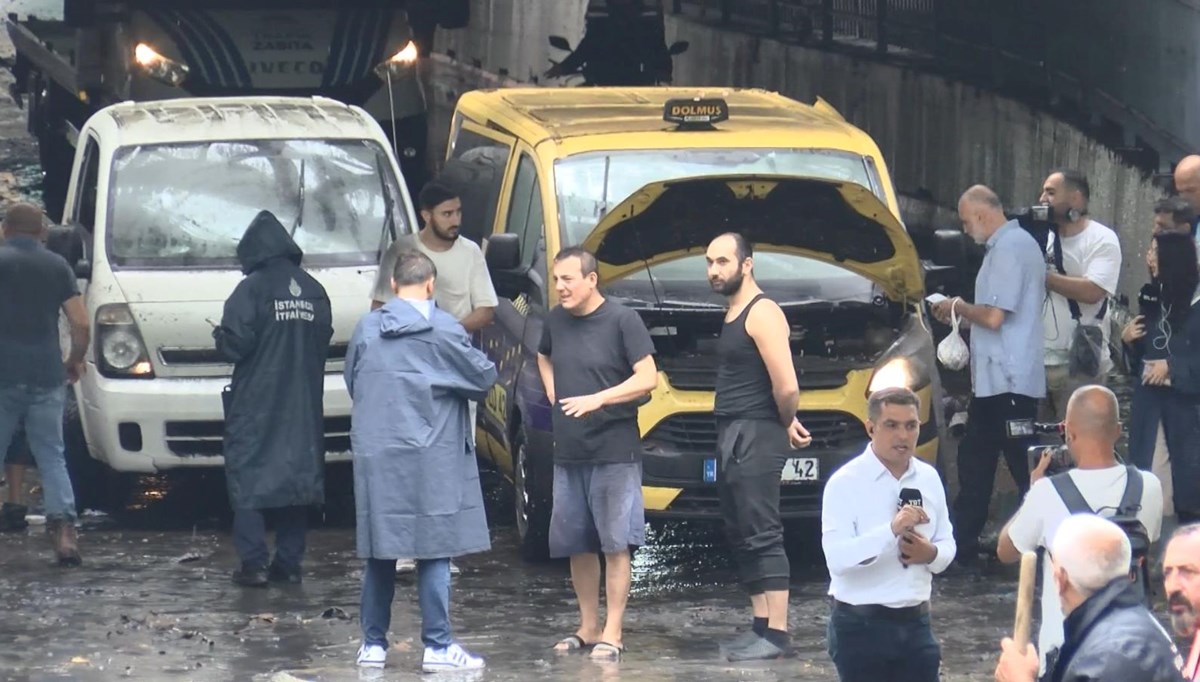 Bayrampaşa'da dolmuş alt geçitte suya gömüldü! Şoför camı kırarak çıktı Bayrampaşa'da dolmuş alt geçitte suya gömüldü! Şoför camı kırarak çıktı