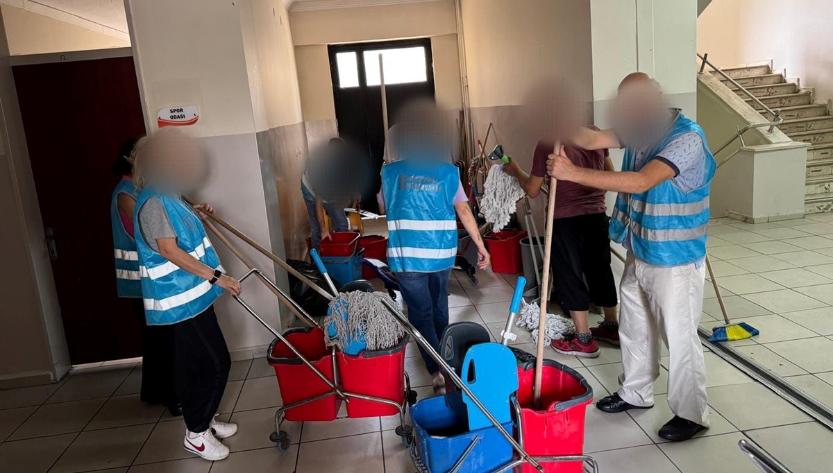 Cezaevinden izinli çıktılar, ara tatilde İstanbul'daki okulları temizlediler Cezaevinden izinli çıktılar, ara tatilde İstanbul'daki okulları temizlediler