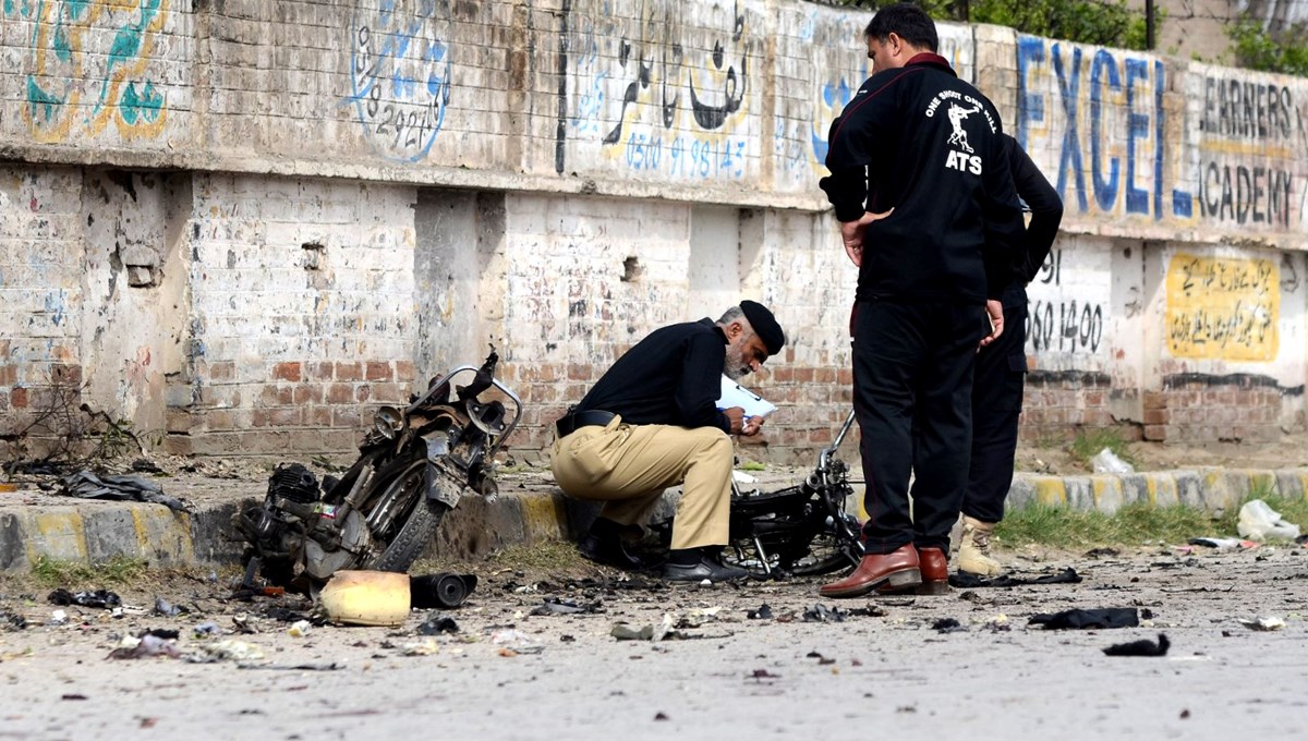 Pakistan'da karakola intihar bombalı saldırı: 7 kişi öldü Pakistan'da karakola intihar bombalı saldırı: 7 kişi öldü