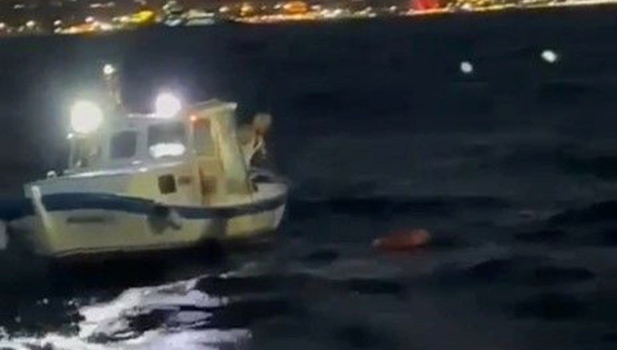 Üsküdar'da denize düşen vatandaşı balıkçılar kurtardı