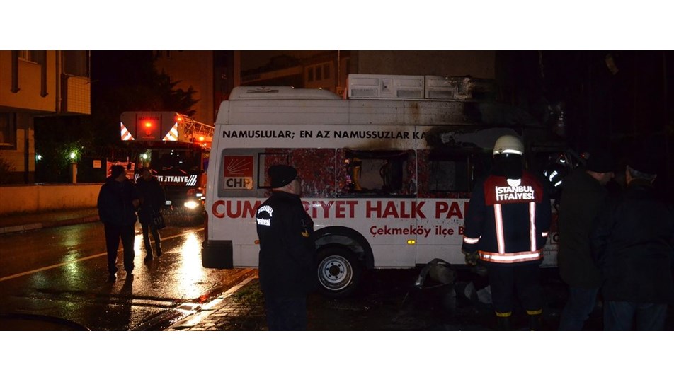 Çekmeköy'de CHP'nin seçim minibüsü yandı