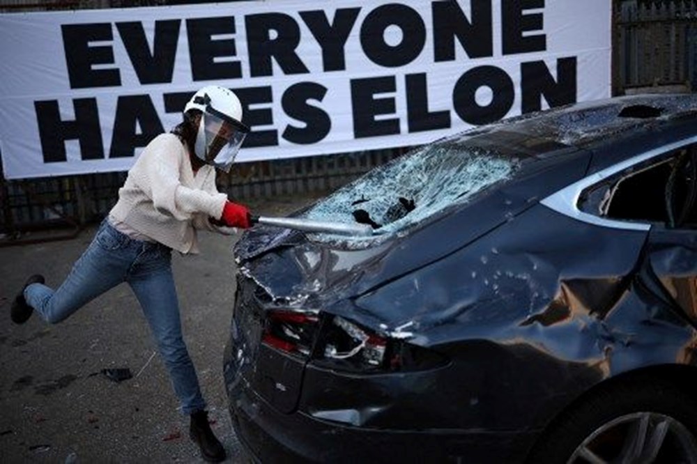 Londonda sənət layihəsi: Tesla avtomobilini sındırmaqla Muskdan qəzəbini çıxardılar - 2