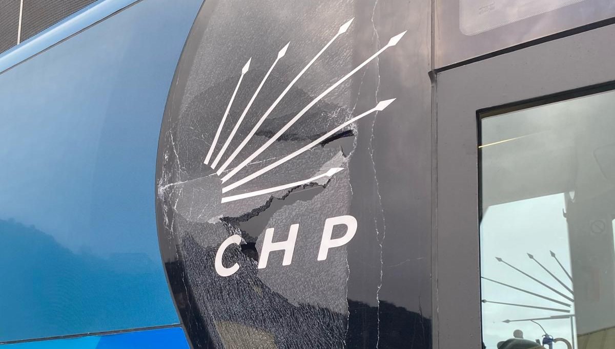 CHP'nin miting otobüsüne taş atıldı: Trabzon Valiliği'nden açıklama CHP'nin miting otobüsüne taş atıldı: Trabzon Valiliği'nden açıklama