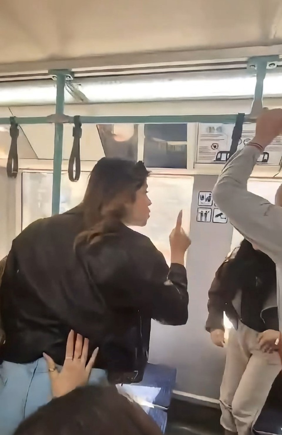Tramvayda kadınlar arasında tekmeli, küfürlü yer kavgası - 1