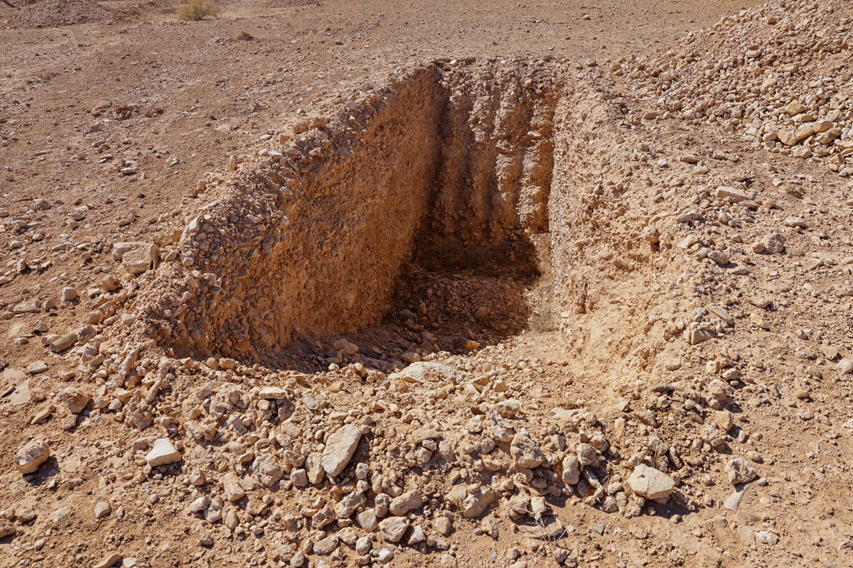 Suriye’nin doğusundaki Dhumair yakınlarındaki çöl bölgesinde yer alan toplu mezar alanında, cesetlerin gömülmesi için kazılmış ancak tamamlanmamış bir hendek.