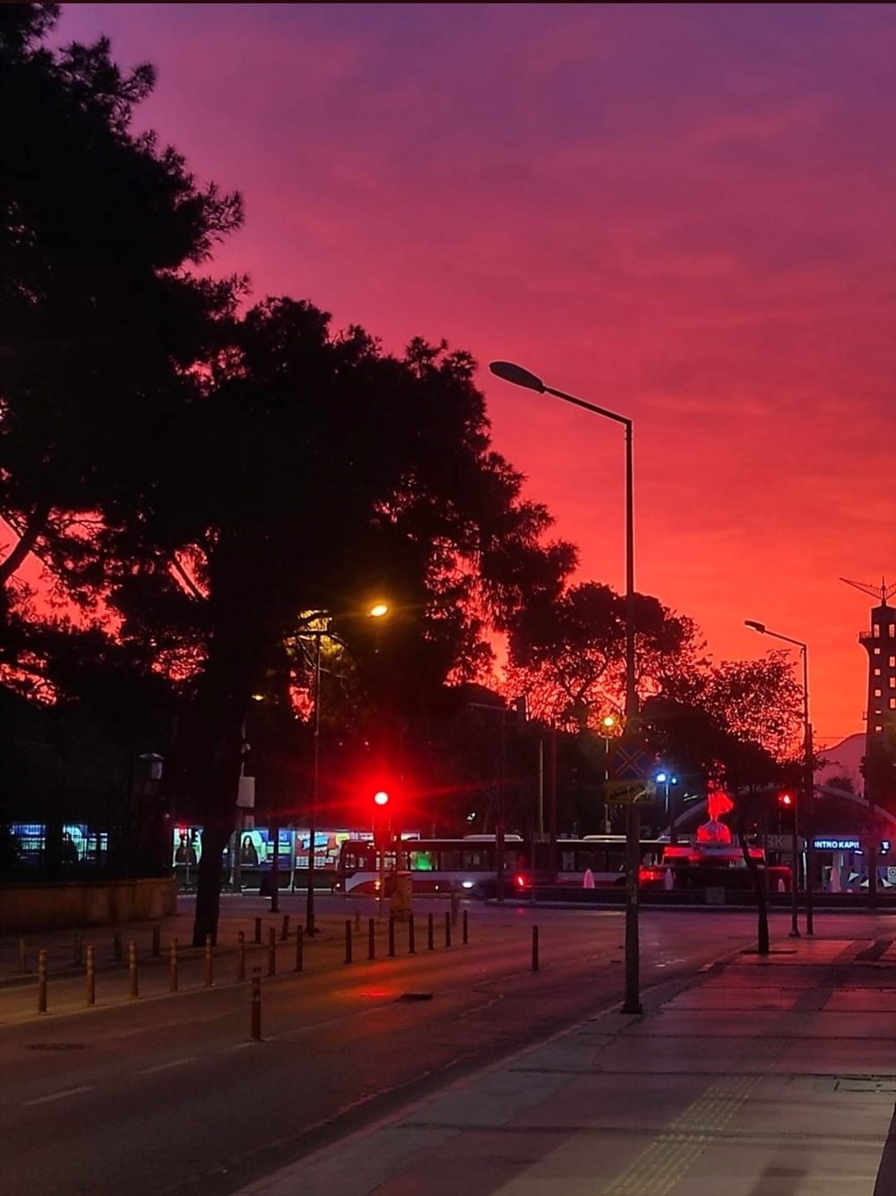 İzmir'de gökyüzü kızıla boyandı - 5