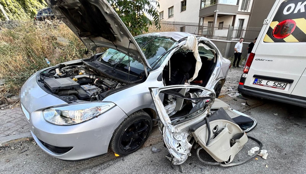 Ankara'da otomobil ile servis minibüsü çarpıştı
