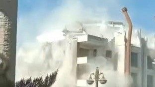 Dokuz katlı bina iş makinesiyle yıkıldı