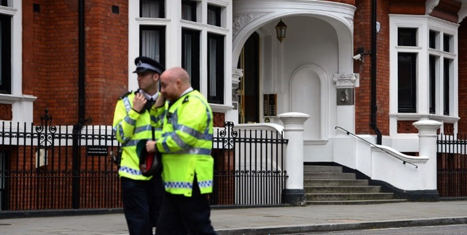 İsveç cinsel tacizle suçlanan Assange'ın ifadesini Londra'da almayı teklif etti - 1