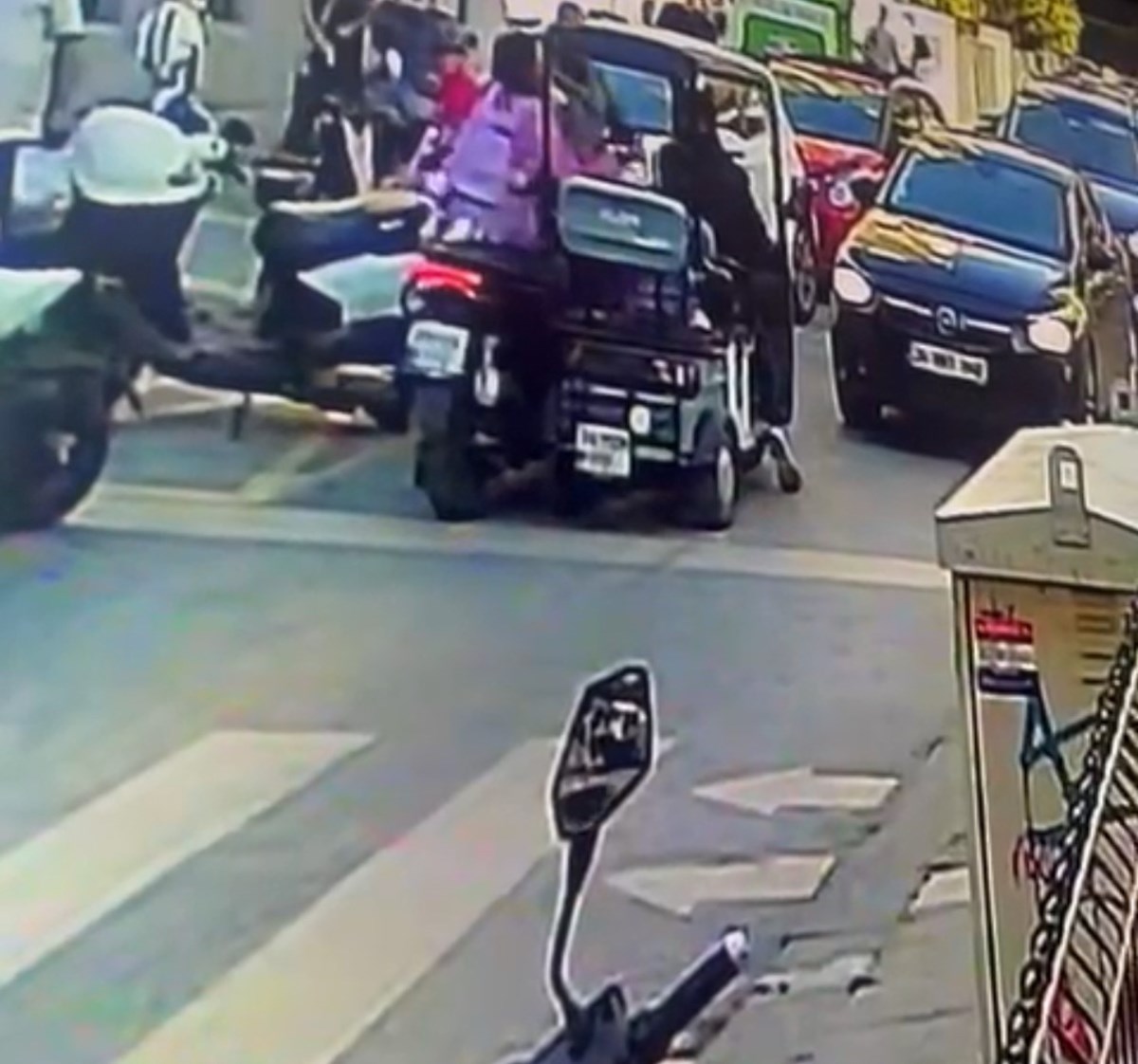 Güvenlik kamerası kayıtlarında, üç tekerlekli araç sürücüsünün kadını sıkıştırdığı görüldü.